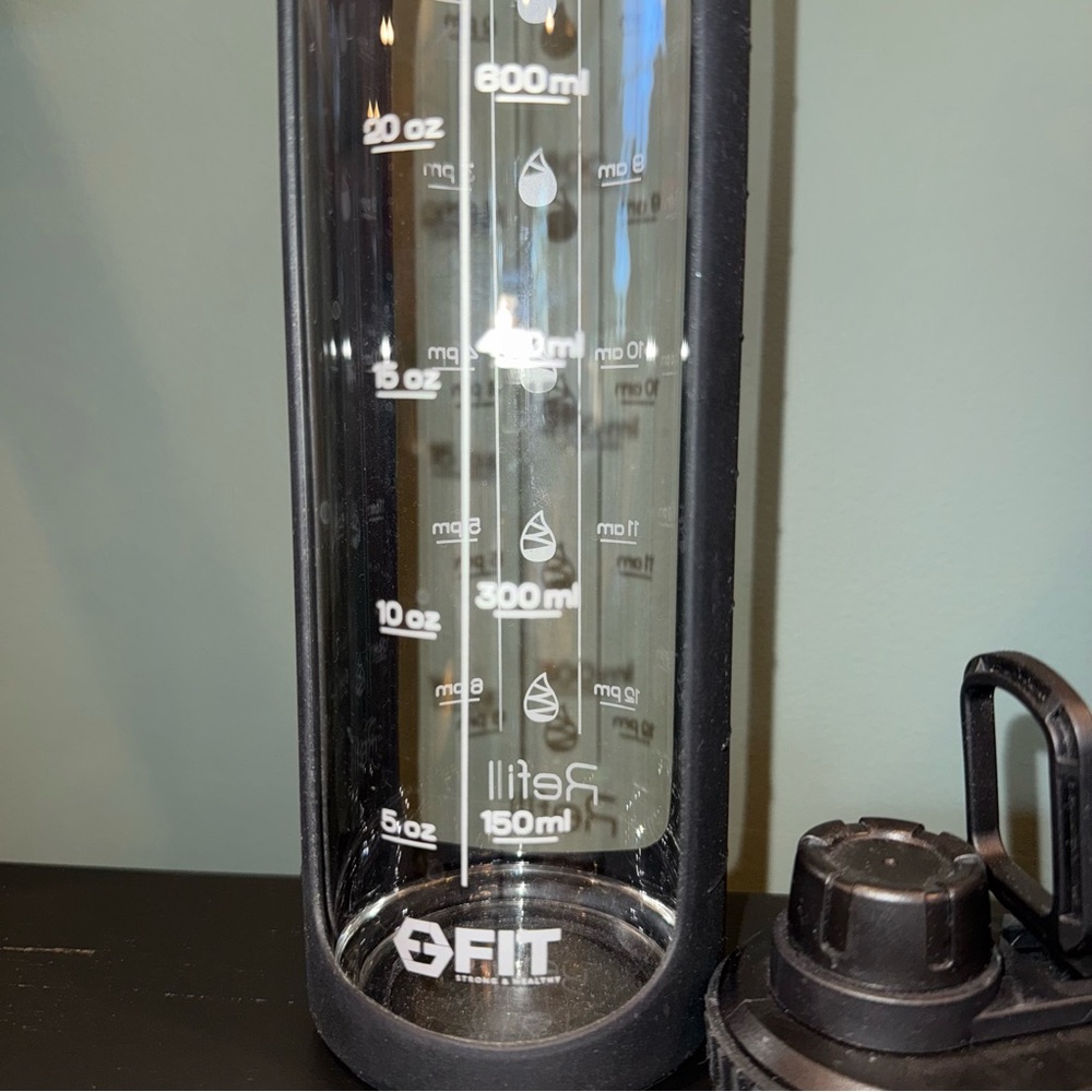 NWOT- FIT -32 oz Glass Water Bottle with 2 Lids, Time Marker, Silicone Sleeve - Picture 8 of 16